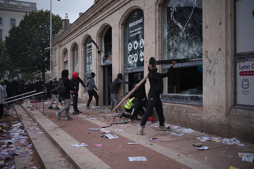 França impõe medidas de segurança após protestos e episódios de violência