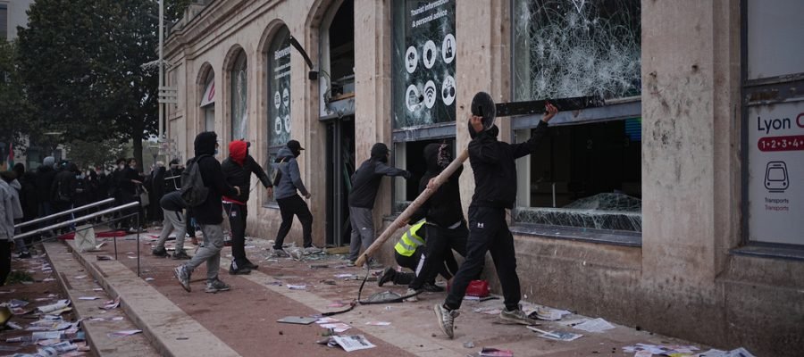 França impõe medidas de segurança após protestos e episódios de violência