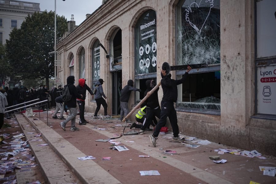 França impõe medidas de segurança após protestos e episódios de violência